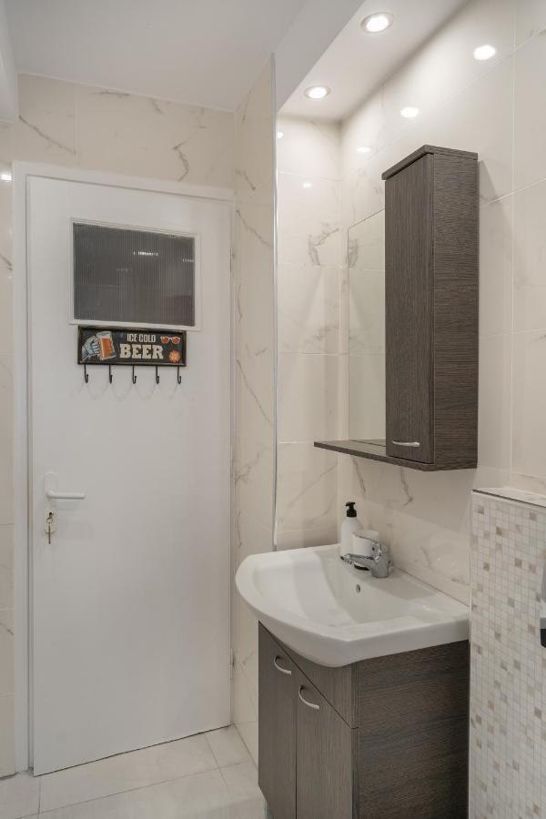 Comfy Apt Next To Metro Apartment Athens Ngoại thất bức ảnh